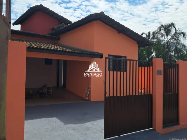 Imagem: A casa possui 3 Dormitórios, 1 Suíte, 1 Banheiro, 4 Vagas