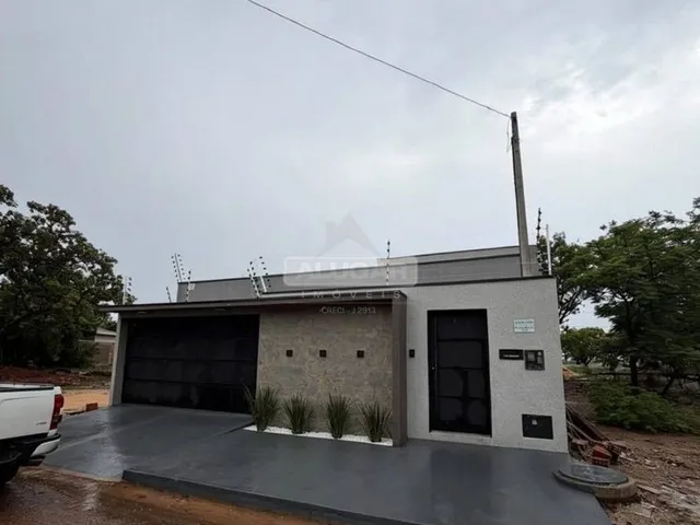 Imagem: A casa possui 4 Dormitórios, 2 Suítes, 3 Banheiros, 1 Vaga