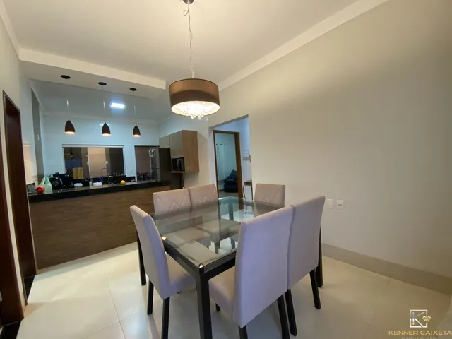 Imagem: A casa possui 3 Dormitórios, 1 Suíte, 1 Banheiro, 2 Vagas