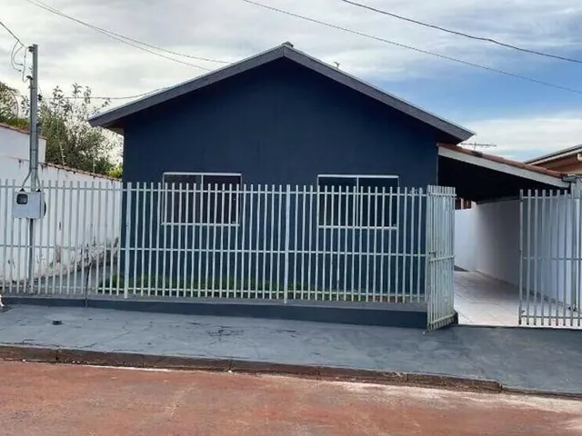 Imagem: A casa possui 3 Dormitórios, 2 Banheiros, 1 Vaga na