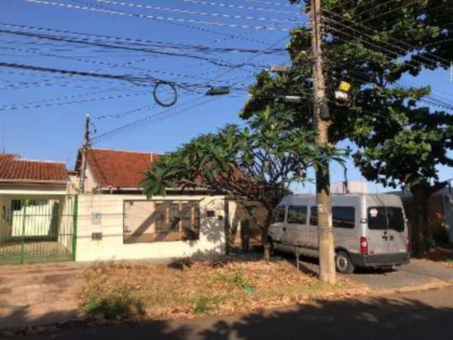 Imagem: A casa possui 3 Dormitórios, 3 Banheiros, 360m² de Área