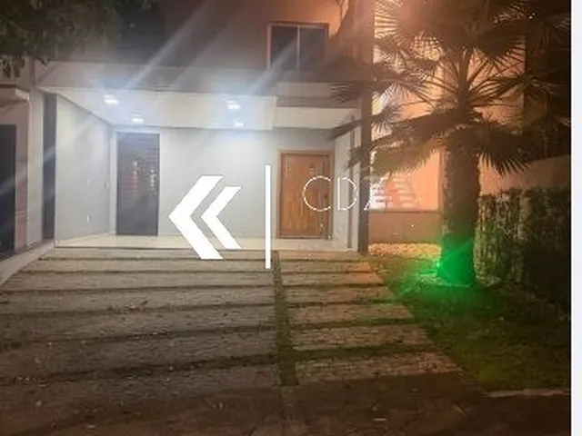 Imagem: A casa possui 3 Dormitórios, 1 Suíte, 2 Banheiros, 4