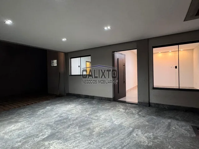 Imagem: A casa possui 3 Dormitórios, 2 Suítes, 1 Banheiro, 3