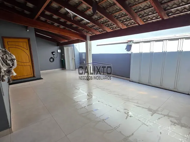 Imagem: A casa possui 3 Dormitórios, 1 Suíte, 1 Banheiro, 5 Vagas