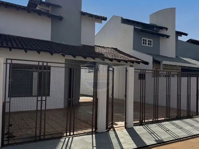 Imagem: A casa possui 2 Dormitórios, 2 Suítes, 2 Banheiros, 2