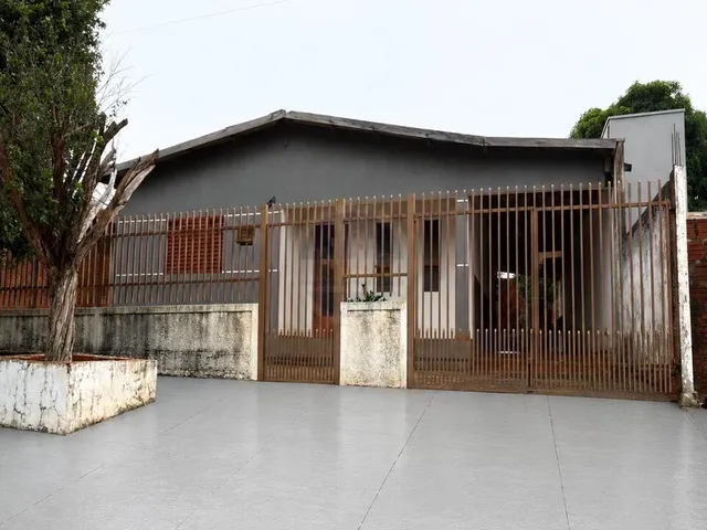 Imagem: A casa possui 4 Dormitórios, 2 Banheiros, 5 Vagas na