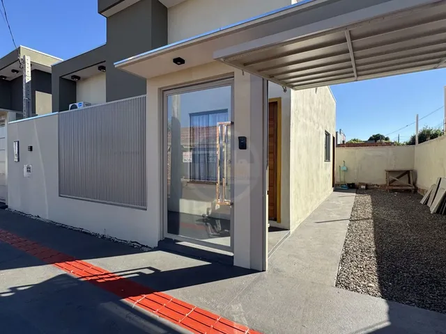 Imagem: A casa possui 2 Dormitórios, 1 Banheiro, 2 Vagas na