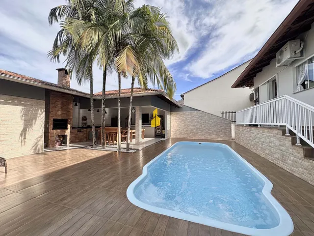 Imagem: Casa com piscina à venda no Bairro Imigrantes
