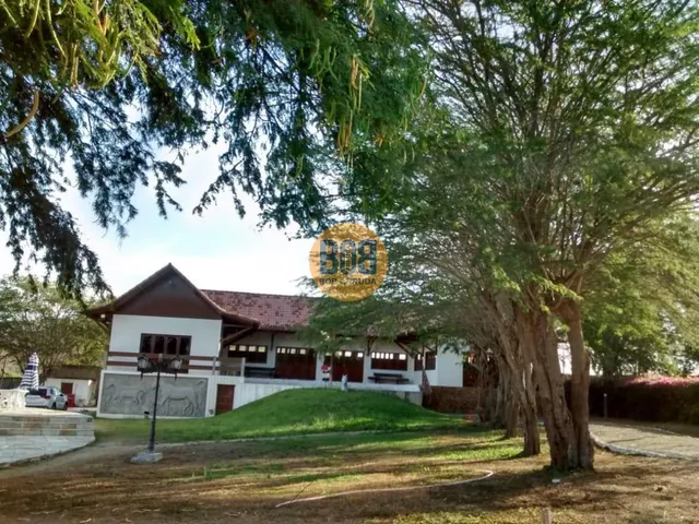 Imagem: A casa em condomínio possui 4 Dormitórios, 2 Suítes, 1 Banheiro