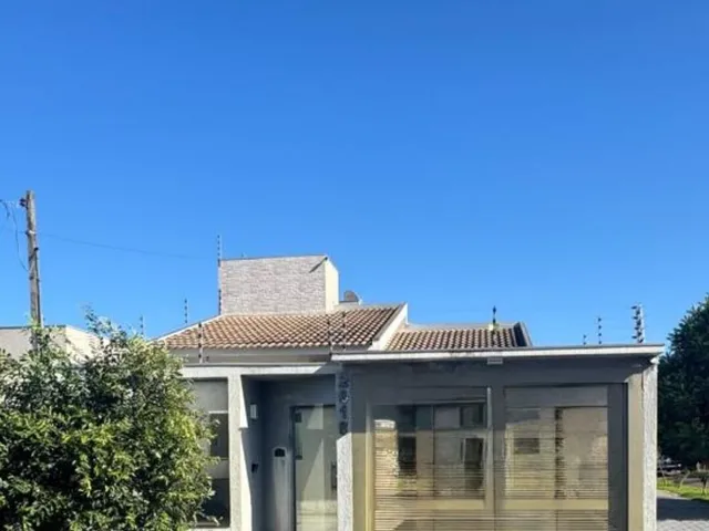Imagem: Casa com placas solares, armários e ar