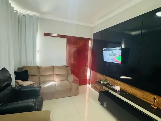 Imagem 14: Casa com placas solares, armários e ar condicionado