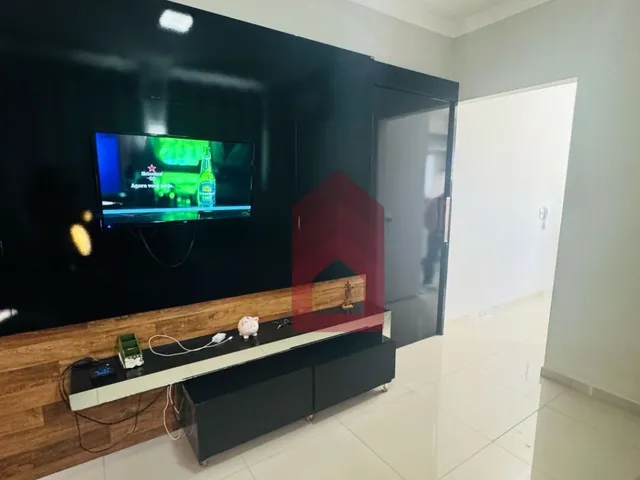 Imagem 12: Casa com placas solares, armários e ar condicionado
