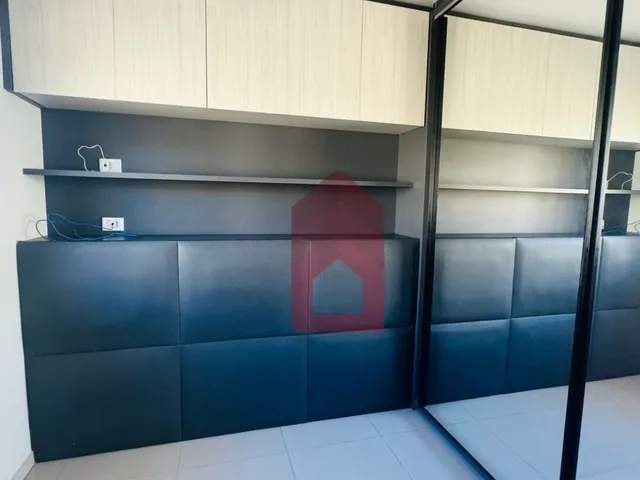 Imagem 4: Casa com placas solares, armários e ar condicionado