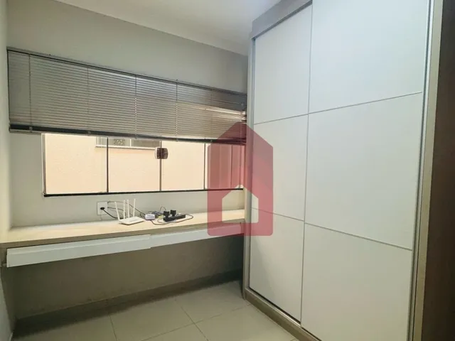 Imagem 9: Casa com placas solares, armários e ar condicionado