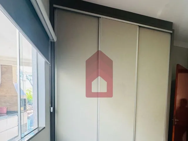 Imagem 16: Casa com placas solares, armários e ar condicionado