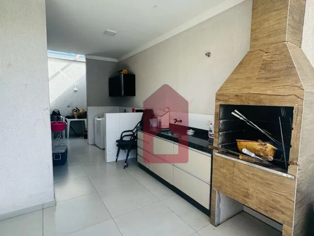 Imagem 7: Casa com placas solares, armários e ar condicionado