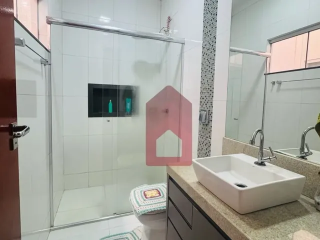 Imagem 5: Casa com placas solares, armários e ar condicionado