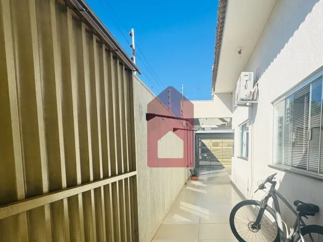 Imagem 15: Casa com placas solares, armários e ar condicionado