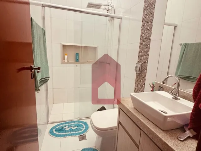 Imagem 2: Casa com placas solares, armários e ar condicionado