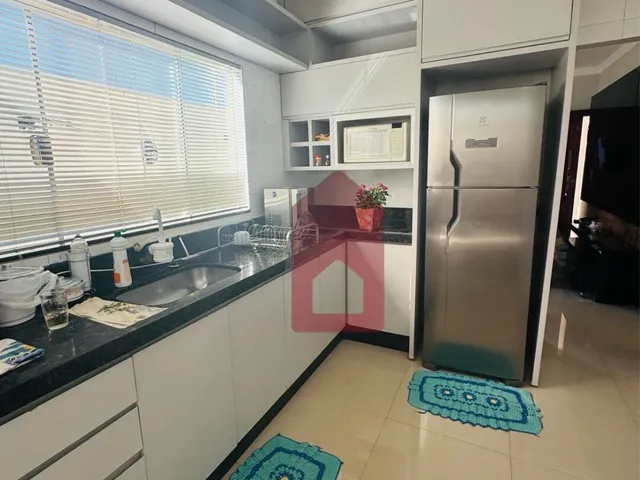 Imagem 13: Casa com placas solares, armários e ar condicionado