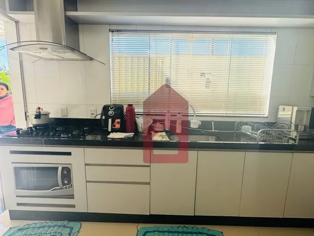 Imagem 8: Casa com placas solares, armários e ar condicionado