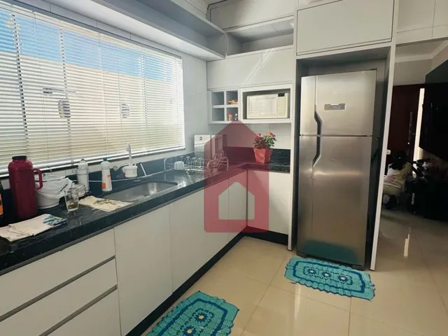 Imagem 10: Casa com placas solares, armários e ar condicionado