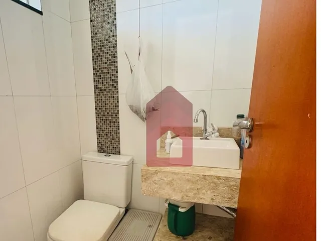 Imagem 6: Casa com placas solares, armários e ar condicionado