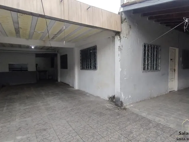 Imagem: A casa possui 2 Dormitórios, 1 Banheiro, 2 Vagas na
