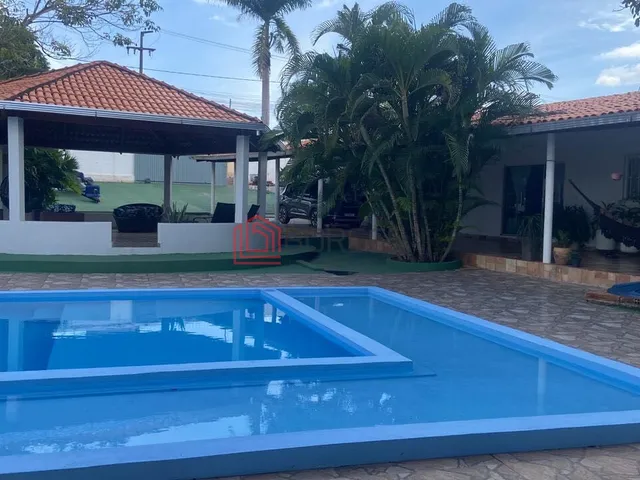 Imagem: A chácara possui 7 Dormitórios, 3 Banheiros, 3.440m² de