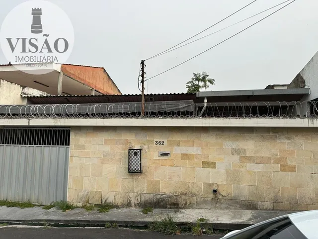 Imagem: A casa possui 3 Dormitórios, 1 Suíte, 2 Vagas na garagem,