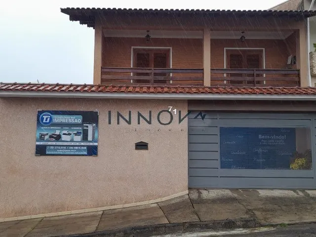 Imagem: A casa possui 4 Dormitórios, 1 Suíte, 3 Banheiros, 3
