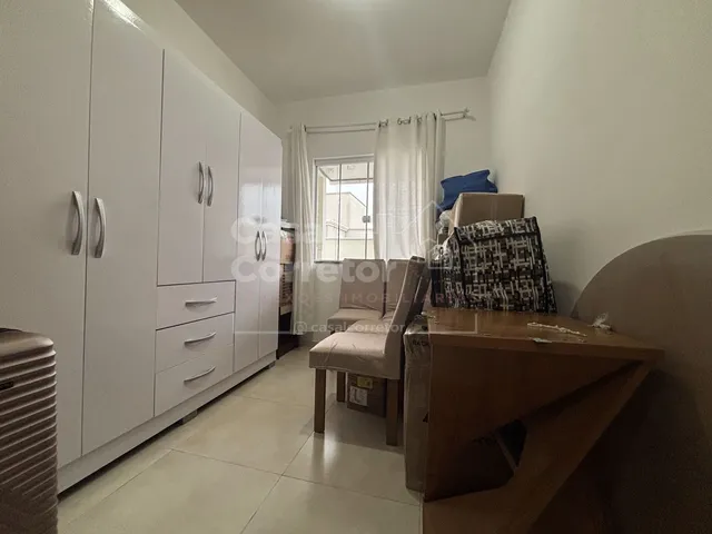 Imagem 4: Casa com excelente padrão construtivo e possibilidade de ampliação
