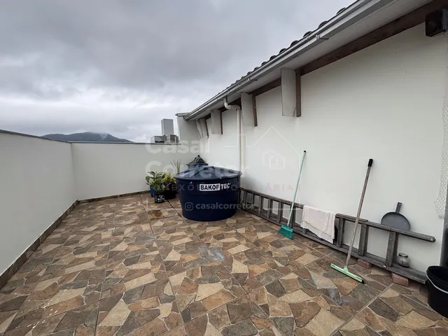 Imagem 6: Casa com excelente padrão construtivo e possibilidade de ampliação