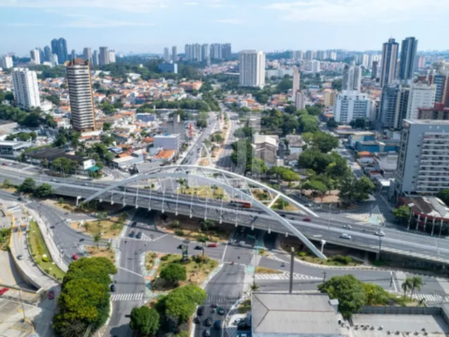 Imagem: A loja possui 3 Banheiros, 53m² de Área, 97m² de Área