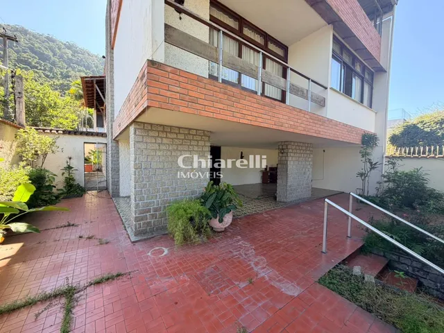 Imagem: A casa possui 4 Dormitórios, 2 Suítes, 360m² de Área e