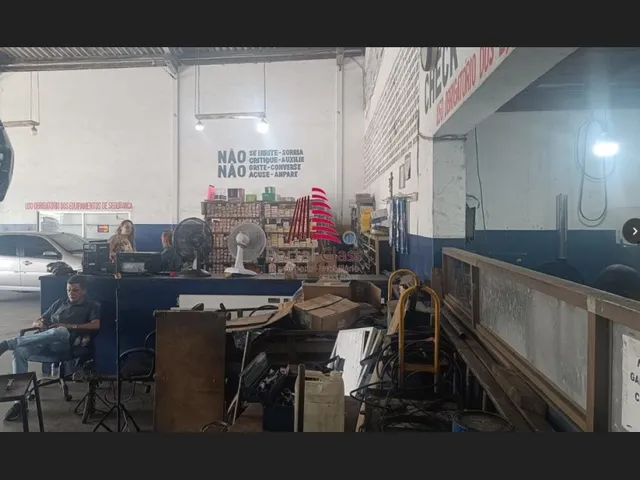 Imagem: O depósito possui 2 Banheiros e está localizado em Linha