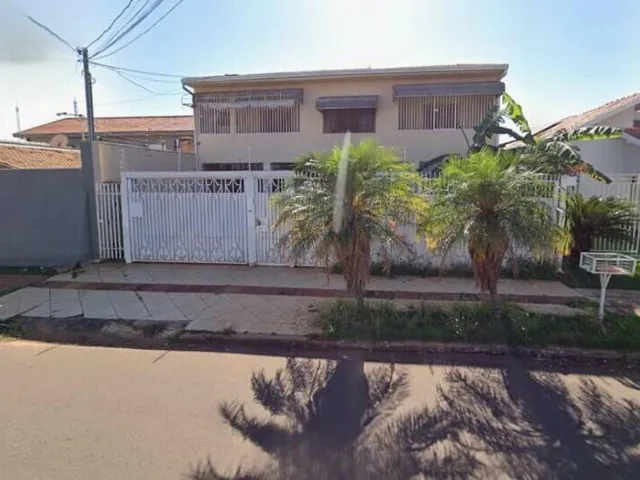 Imagem: A casa possui 9 Dormitórios, 6 Banheiros, 2 Vagas na garagem