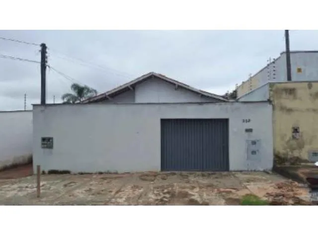 Imagem: A casa possui 4 Dormitórios, 3 Banheiros, 2 Vagas na garagem