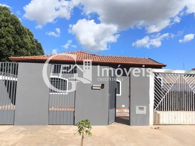 Imagem: A casa possui 4 Dormitórios, 1 Suíte, 3 Banheiros, 3 Vagas