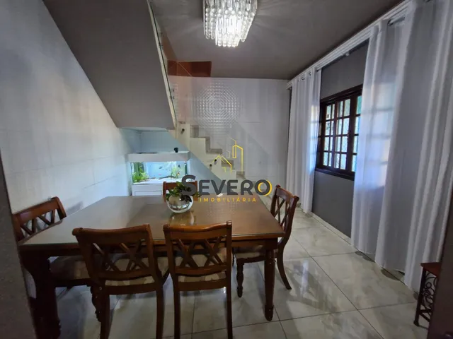 Imagem: A casa possui 3 Dormitórios, 2 Banheiros, 2 Vagas na