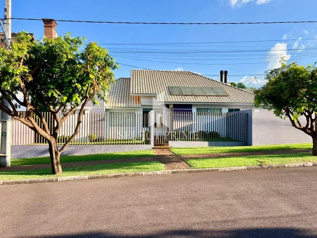 Imagem: Casa com Piscina e Área de Lazer no Jardim
