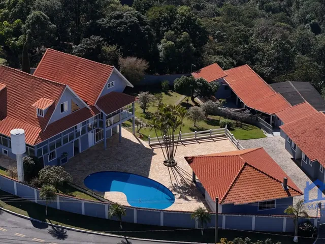 Imagem: Chácara com 8 Quartos e 8 Banheiros À