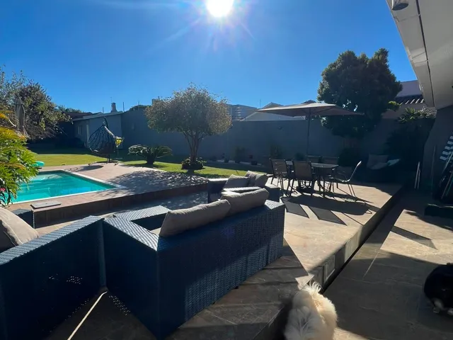 Imagem 2: Casa Mobiliada no Jardim Pancera com Piscina, Sobra de Terreno e Placa Solar