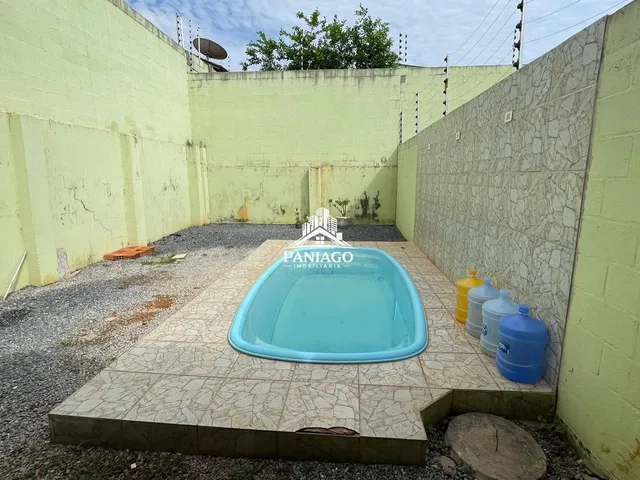 Imagem 2: Casa com 2 Quartos e Piscina À Venda