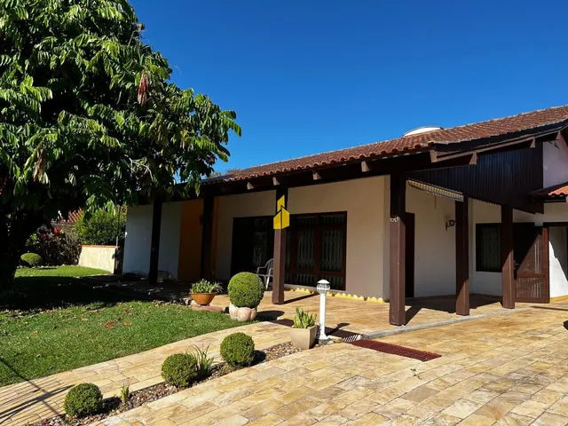 Imagem: Casa com 2 Suítes e Piscina no Centro de