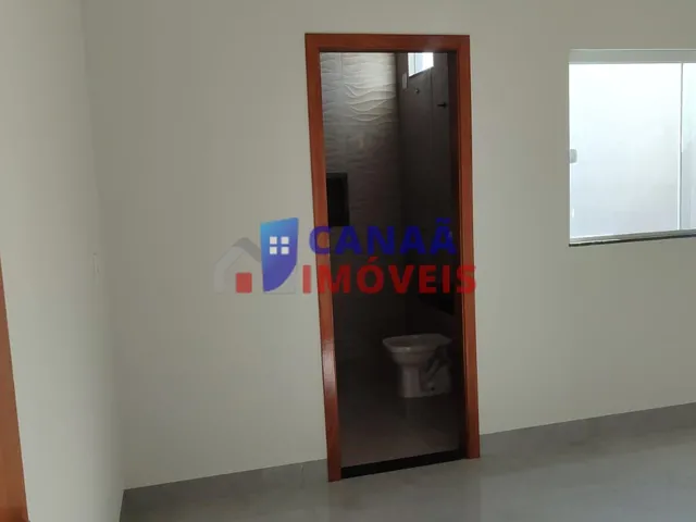 Imagem 3: Casa Nova com 2 Quartos, Suíte, Acabamento Premium e Garagem para 4 Carros