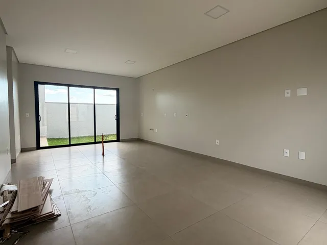 Imagem 3: Casa Nova, Térrea e com Passagem Lateral na Vila Becker - Toledo Pr