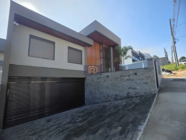 Imagem: A casa possui 3 Dormitórios, 1 Suíte, 1 Banheiro, 4 Vagas
