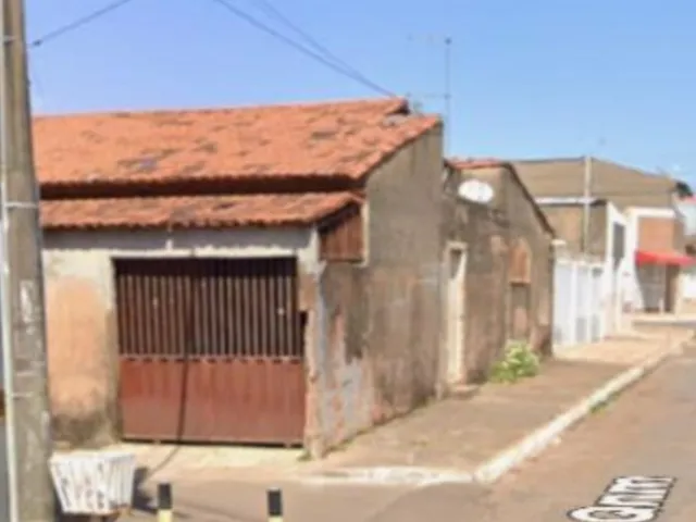 Imagem: A casa possui 1 Vaga na garagem, 250m² de Área, 160m² de