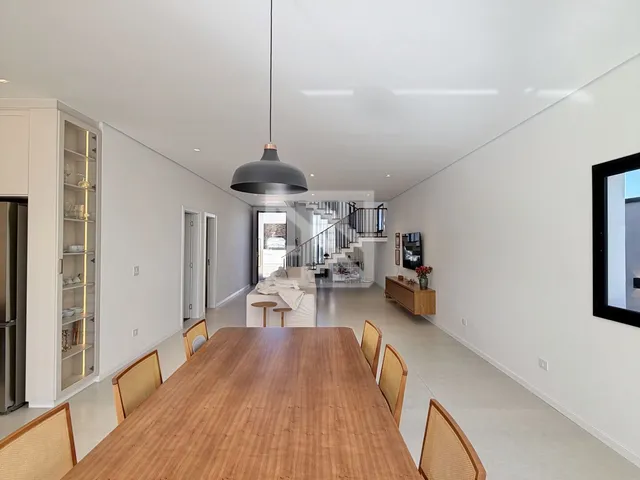 Imagem 8: Sobrado em Condomínio com 4 Dormitórios, Sendo 2 Suítes. Amplo Espaço Gourmet e Piscina